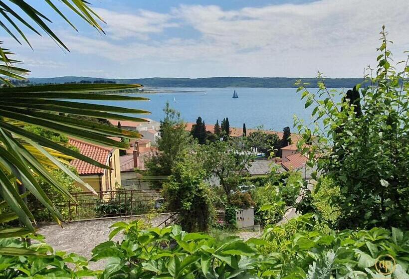 پانسیون Apartment With Seaview And Garden For 6