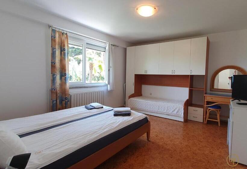 پانسیون Apartment With Seaview And Garden For 6