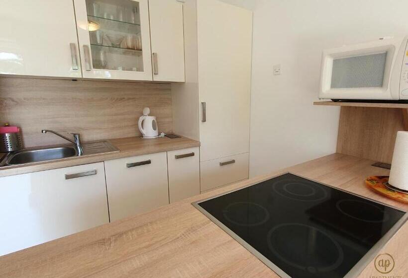 پانسیون Apartment With Seaview And Garden For 6