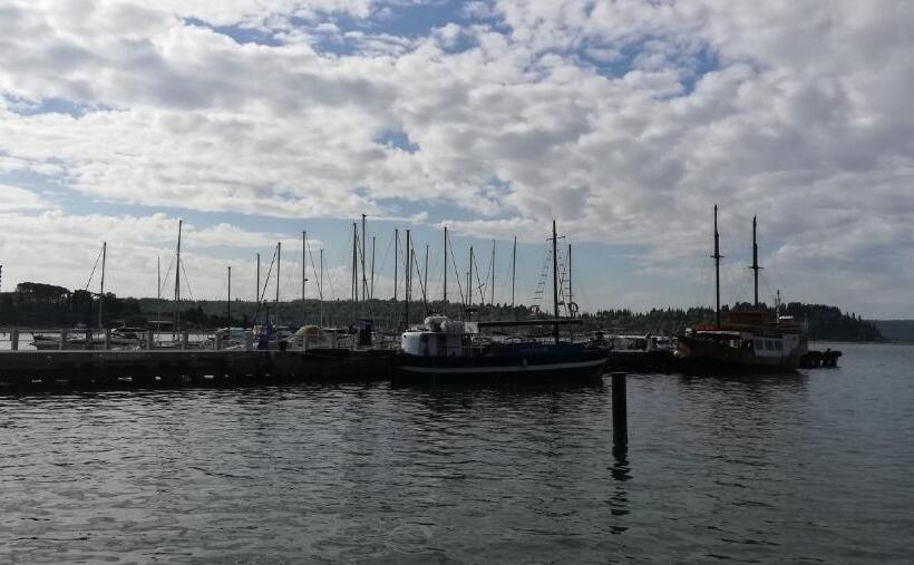 پانسیون Apartment With Seaview And Garden For 6