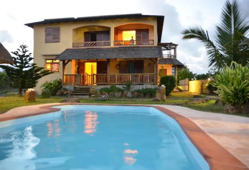 تختخواب و صبحانه La Maison Soleil