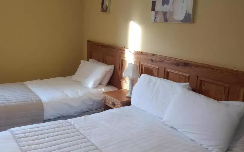 Aamiaismajoitus (B&B) Avonmore House   Room Only Accommodation