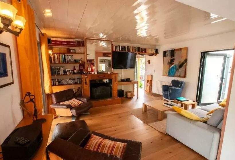 Les Yeux Bleus Bed & Breakfast