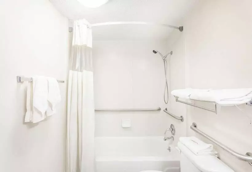 בית מלון כפרי Days Inn By Wyndham Martin