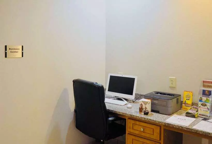 Отель Econo Lodge