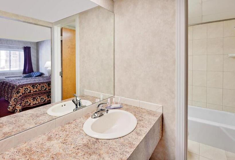 فندق Knights Inn Traverse City