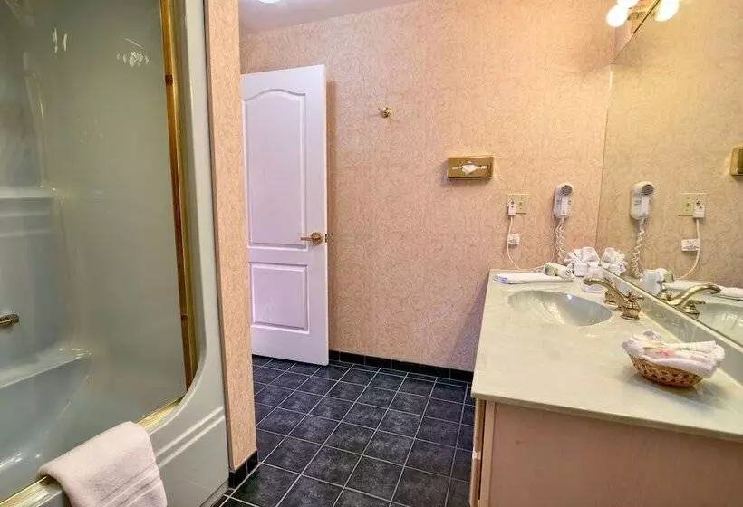 هتل Roosevelt Inn And Suites Saratoga Springs