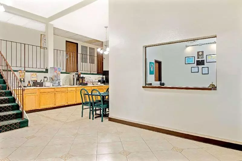 모텔 Super 8 By Wyndham Eureka/six Flags Nearby