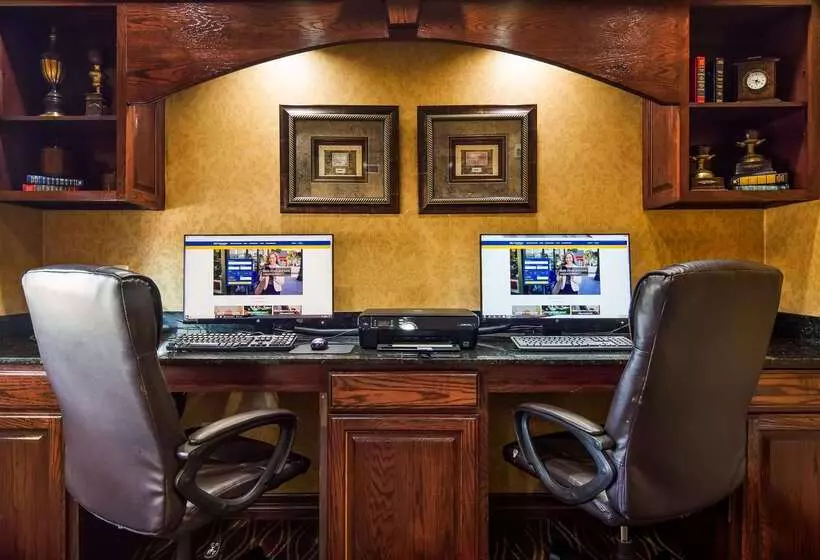 فندق Best Western Plus Crown Colony Inn & Suites