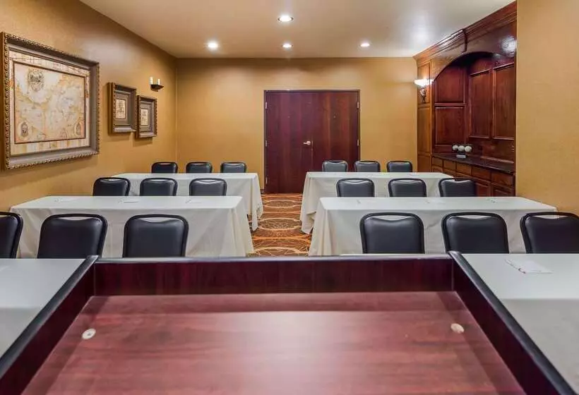 فندق Best Western Plus Crown Colony Inn & Suites