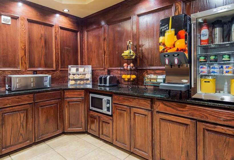 فندق Best Western Plus Crown Colony Inn & Suites