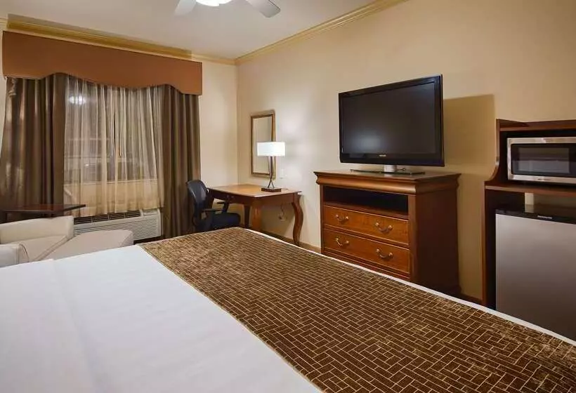 فندق Best Western Plus Crown Colony Inn & Suites
