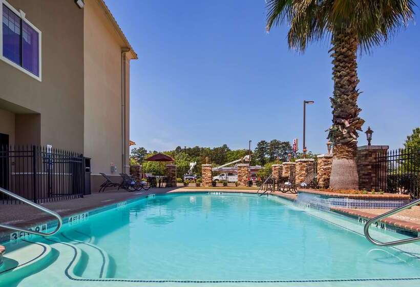 فندق Best Western Plus Crown Colony Inn & Suites