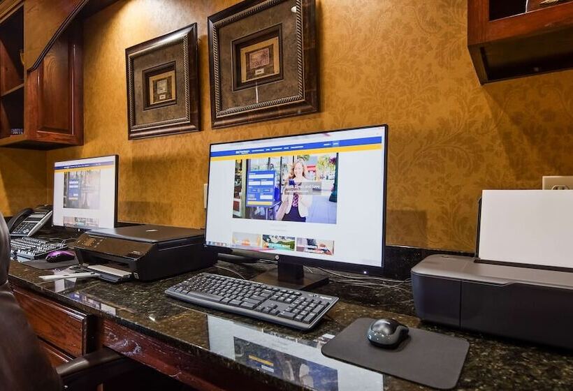 فندق Best Western Plus Crown Colony Inn & Suites