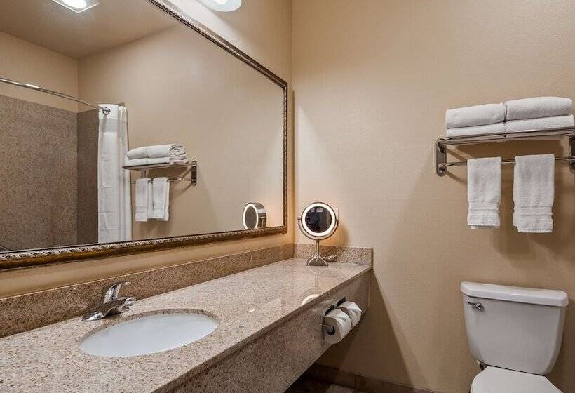 فندق Best Western Plus Crown Colony Inn & Suites