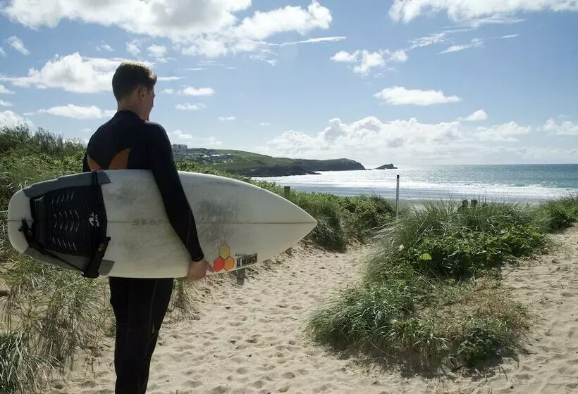 호스텔 Base Surf Lodge