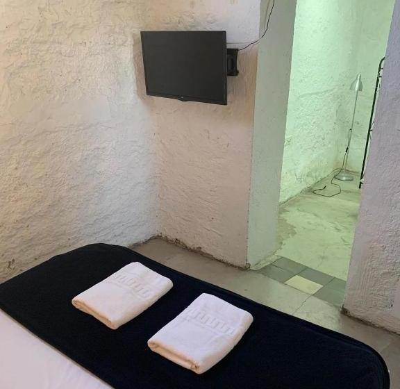 Majatalo Barbieri Cave