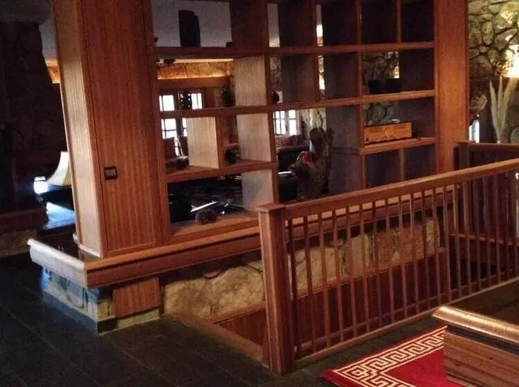 Majatalo Rise In Valley