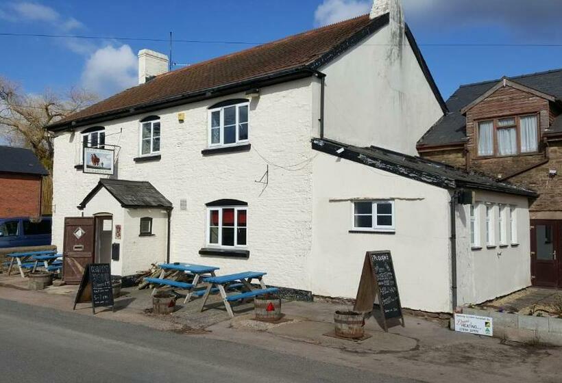 הוסטל The Plough Inn