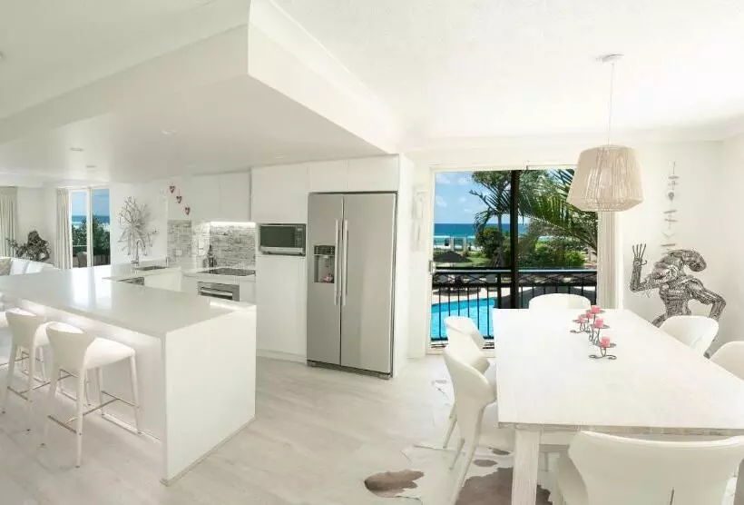 Отель Golden Riviera Absolute Beachfront Resort