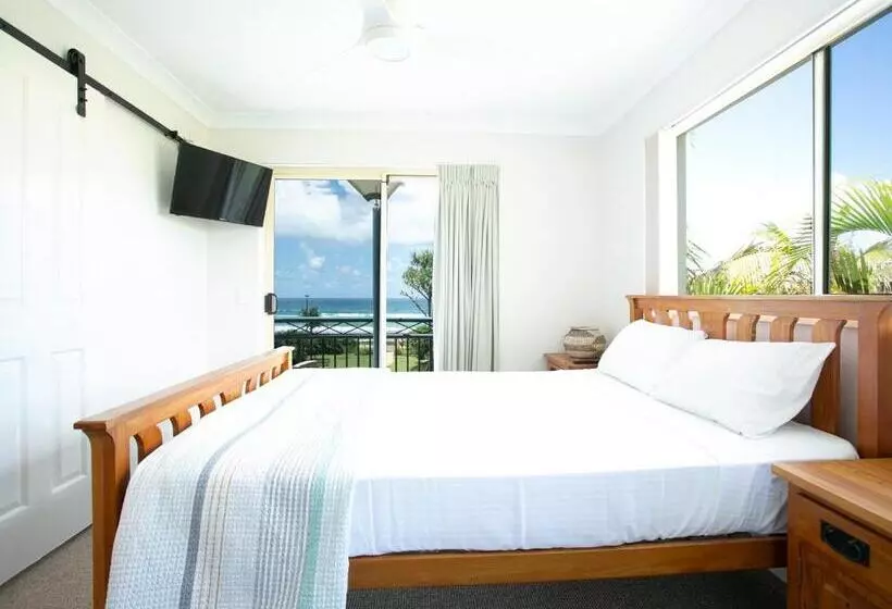 Отель Golden Riviera Absolute Beachfront Resort