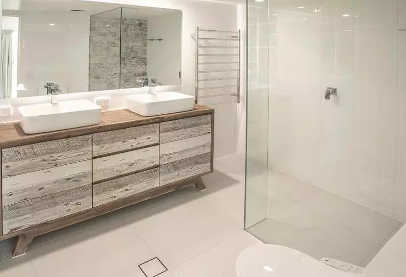 Отель Golden Riviera Absolute Beachfront Resort