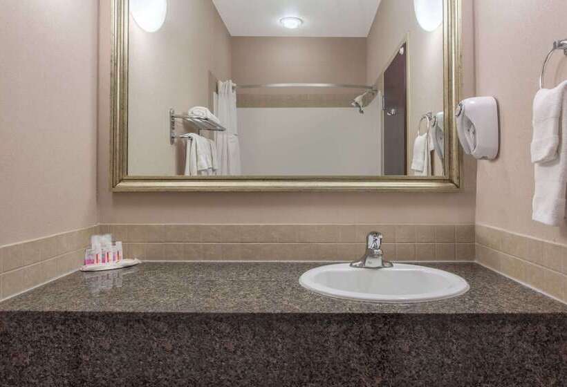 호텔 Ramada By Wyndham Brooks