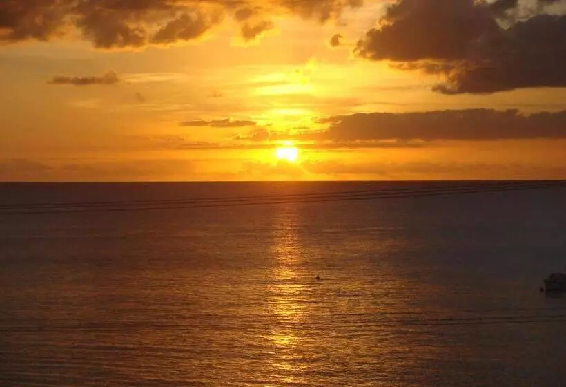 هتل Coral Lane Beach Apartments