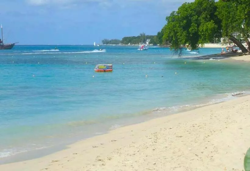 هتل Coral Lane Beach Apartments