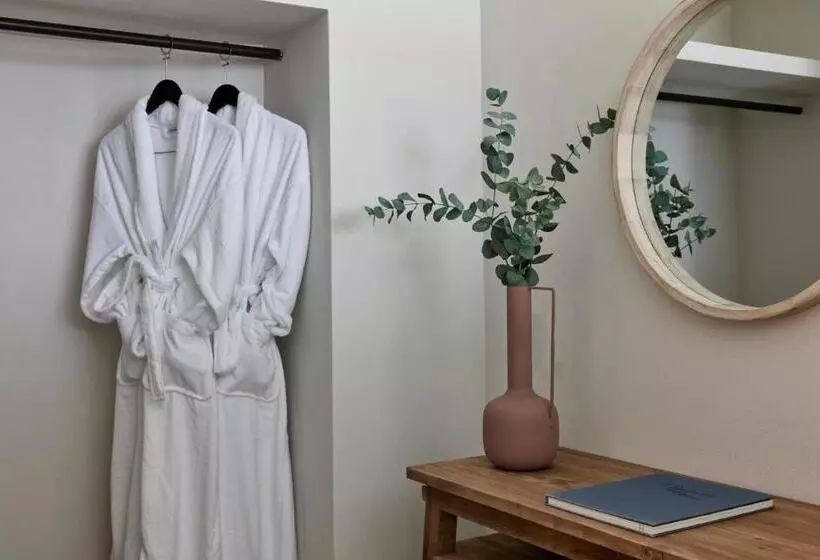 Apanemo Hotel & Suites