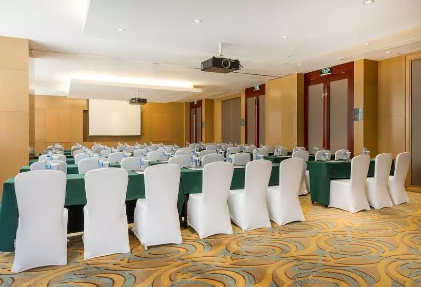 Отель Crowne Plaza Yichang, An Ihg