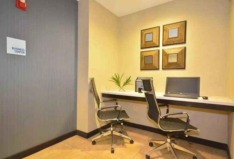 호텔 Holiday Inn Express & Suites Farmington By Ihg