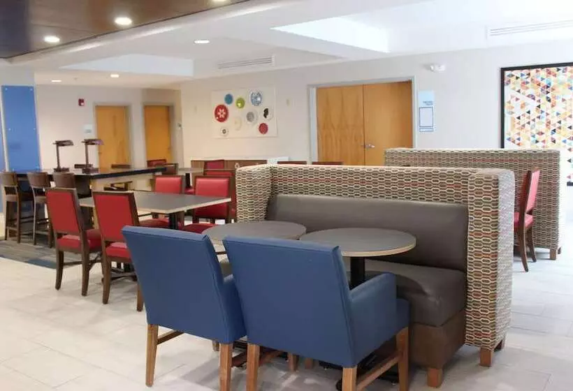 Отель Holiday Inn Express Forest City, An Ihg