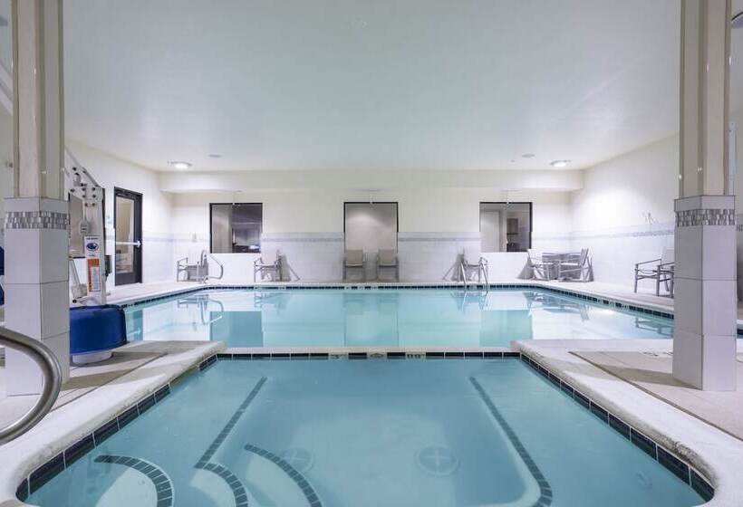 호텔 Holiday Inn Express Kansas City   At The Legends!, An Ihg