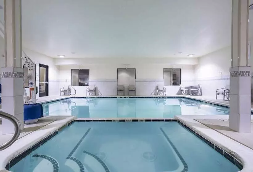 Отель Holiday Inn Express Kansas City At The Legends!, An Ihg