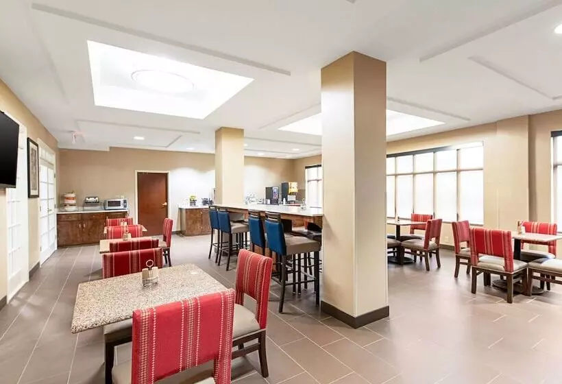 ホテル Comfort Inn & Suites Pine Bluff