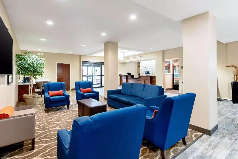 ホテル Comfort Inn & Suites Pine Bluff