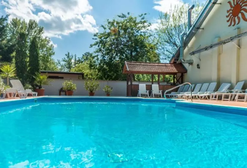 Pater Apartments And Rooms