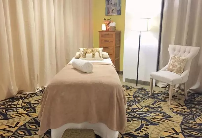 هتل Howard Johnson By Wyndham San Juan Centro Cardiovascular