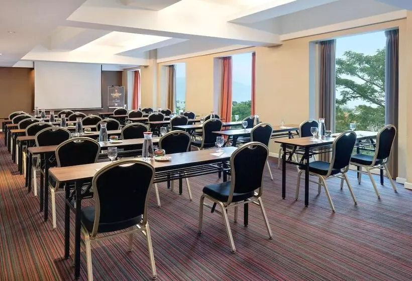 Отель Ibis Bandung Trans Studio