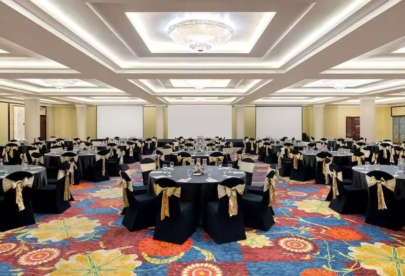 Отель Ibis Bandung Trans Studio