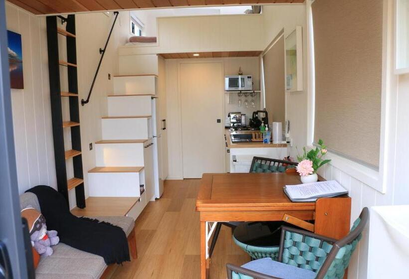 The Pink Lake Tiny House    Sakura