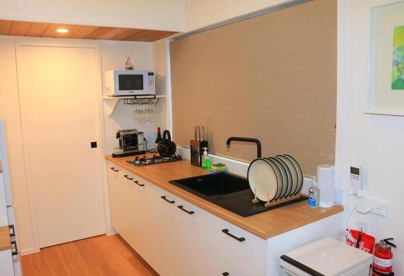 The Pink Lake Tiny House    Sakura