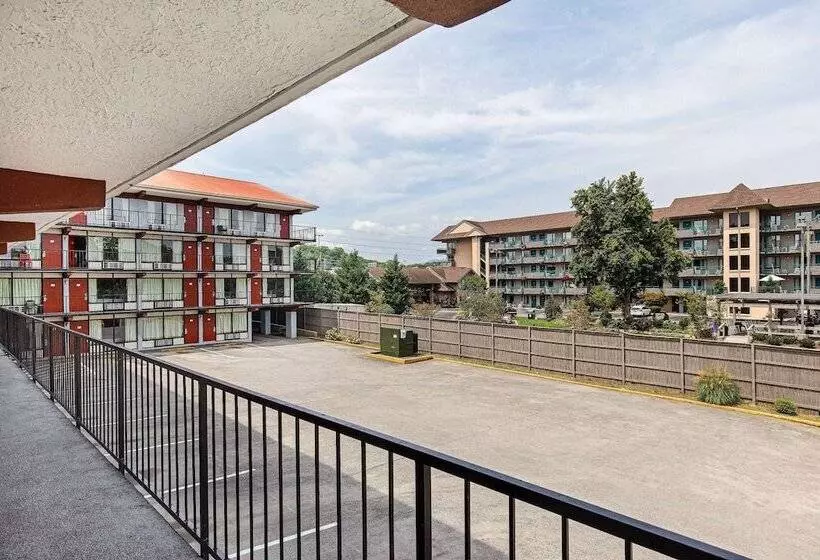 Отель Americana Inn A Travelodge By Wyndham