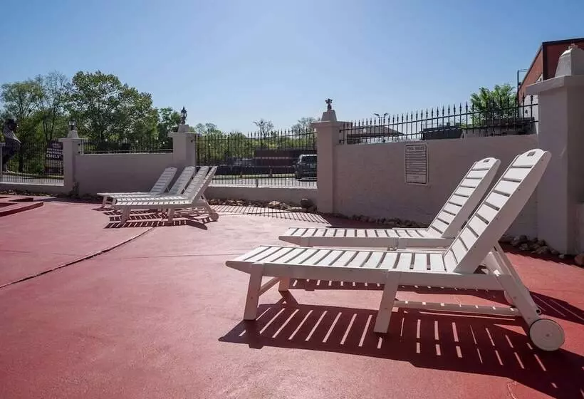 Отель Americana Inn A Travelodge By Wyndham