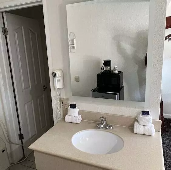 Отель Americas Best Value Inn Hanford