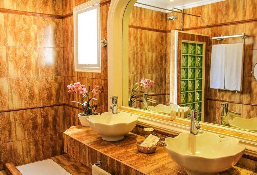 호텔 Breakfast At Monaco   Palais Boracay