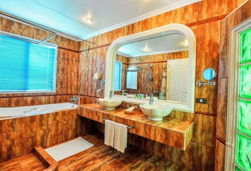 호텔 Breakfast At Monaco   Palais Boracay