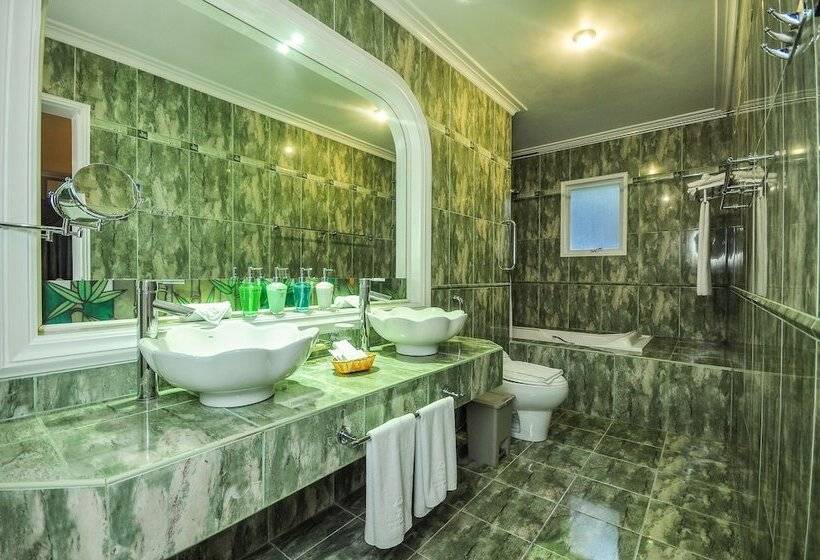 호텔 Breakfast At Monaco   Palais Boracay