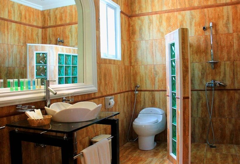 호텔 Breakfast At Monaco   Palais Boracay